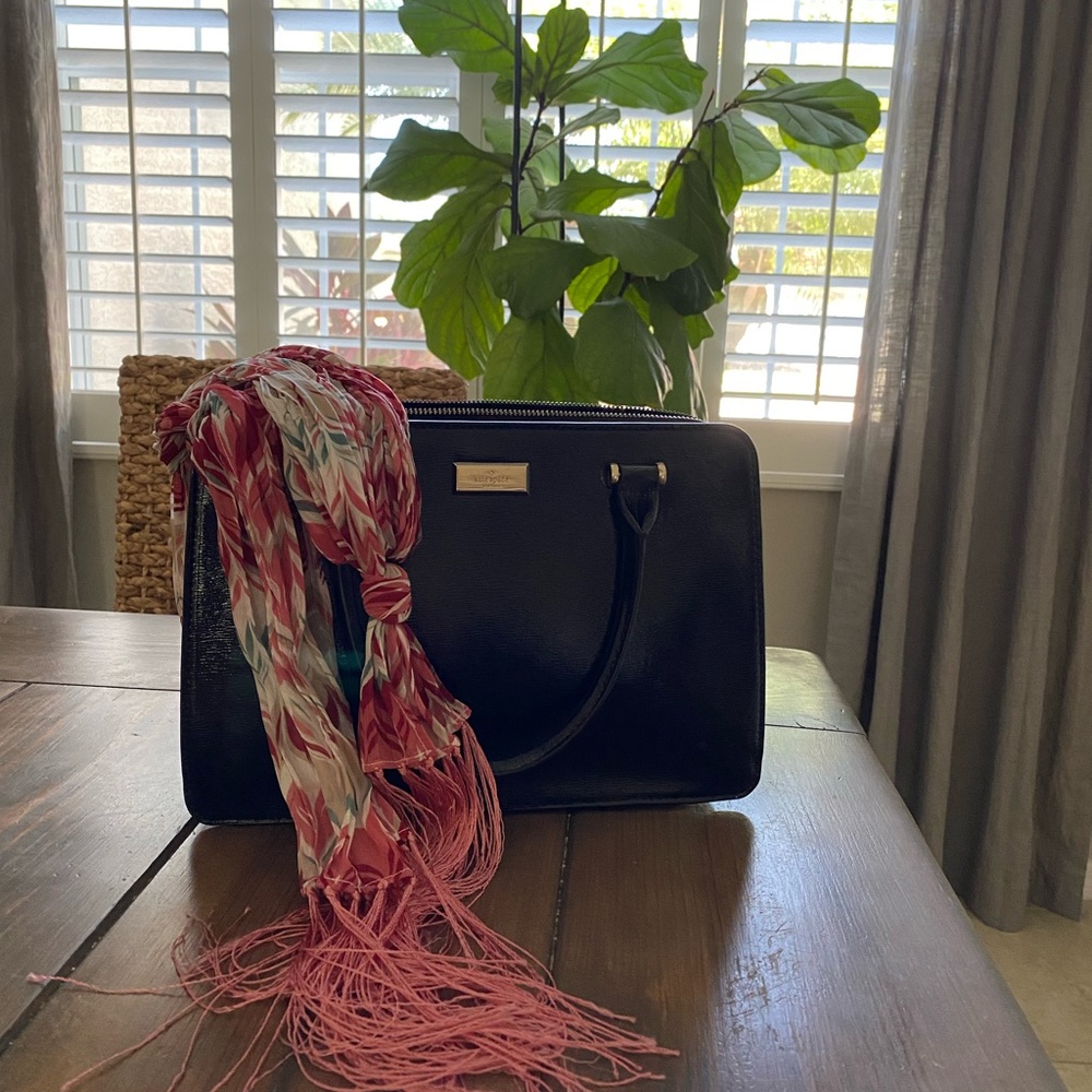 Kate Spade black purse, 100% leather. A classic in excellent condition.